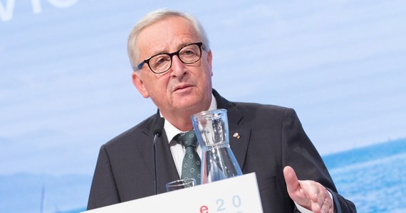 ​Komisja Europejska zaprezentuje we wrześniu propozycję prawną mająca na celu zwiększenie ochrony granic zewnętrznych UE - poinformował w piątek w Wiedniu przewodniczący KE Jean-Claude Juncker. "Zgodziliśmy się dziś, że we wrześniu KE przedstawi propozycję w sprawie ochrony granic zewnętrznych. Od teraz do 2027 roku chcemy dodatkowych 10 tys. strażników granicznych" - powiedział szef KE na konferencji prasowej po spotkaniu kolegium komisarzy z rządem sprawującej prezydencję Austrii.