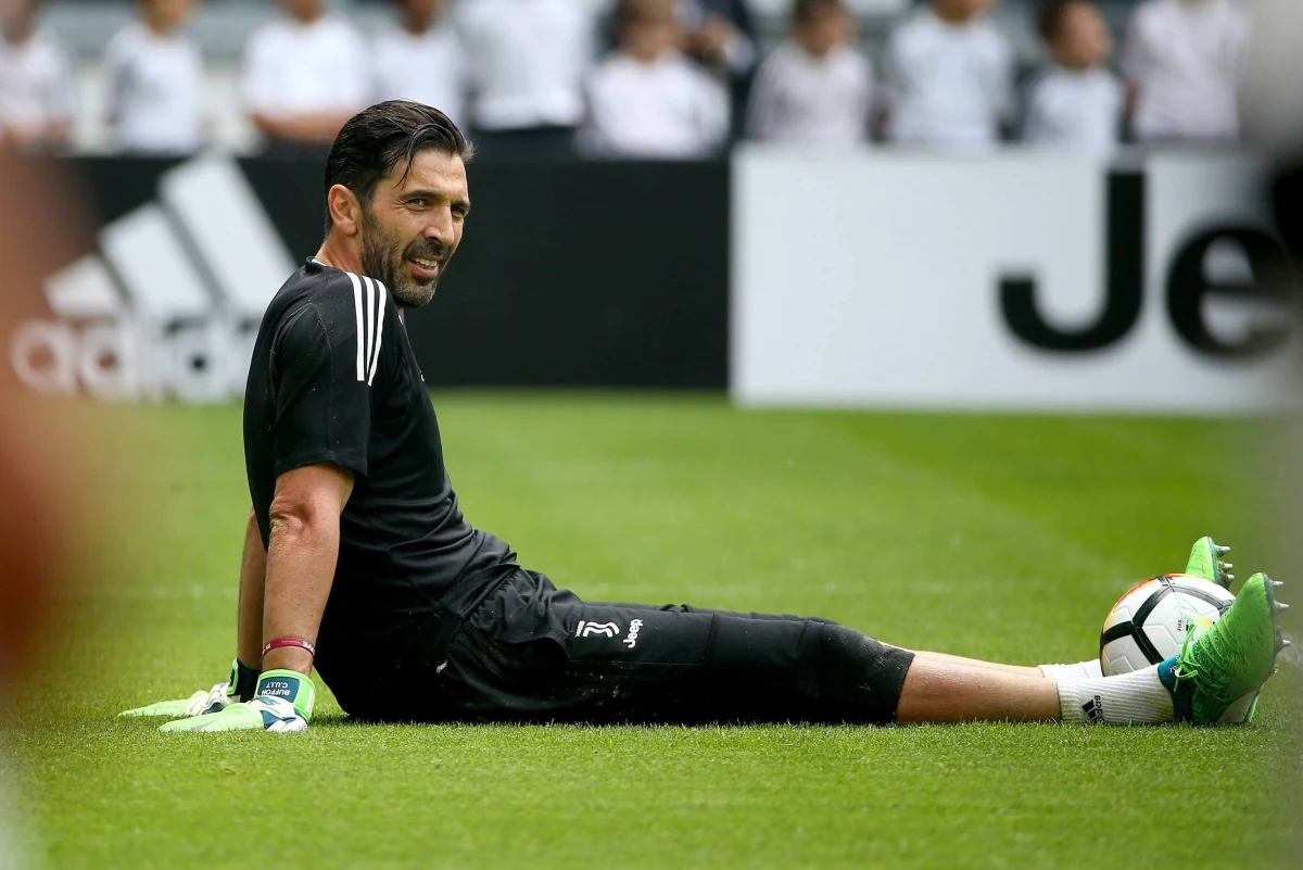 ​Słynny bramkarz Gianluigi Buffon podpisał kontrakt z piłkarskim mistrzem Francji Paris St. Germain - poinformował klub. Umowa ma obowiązywać przez rok z możliwością przedłużenia na kolejny sezon. Włoch przyszedł do Paryża z Juventusu Turyn jako wolny zawodnik.