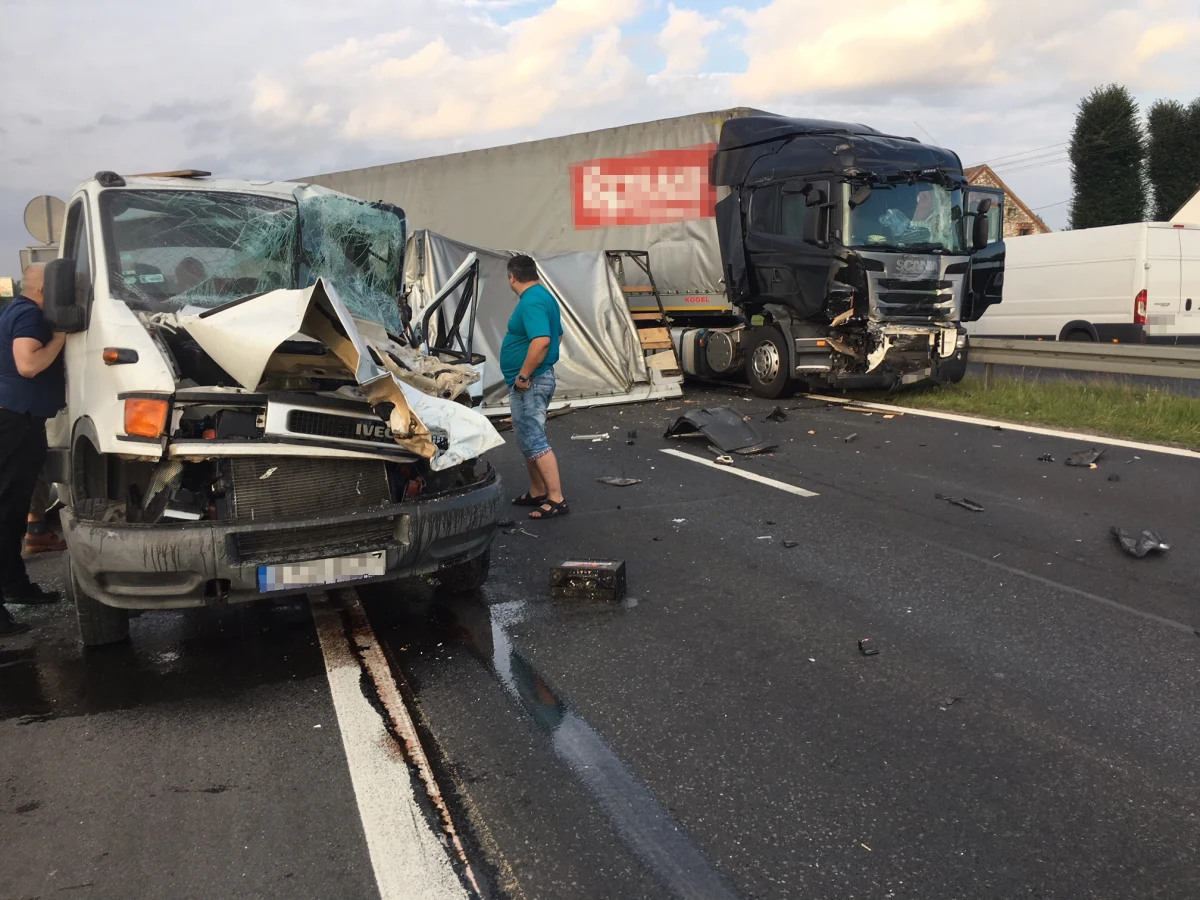 ​Poważny wypadek na drodze krajowej nr 1 w Wanatach pod Częstochową. Na pasach w kierunku Warszawy zderzyły się 3 samochody: 2 ciężarówki i auto dostawcze. Jezdnia była zablokowana przez kilka godzin.