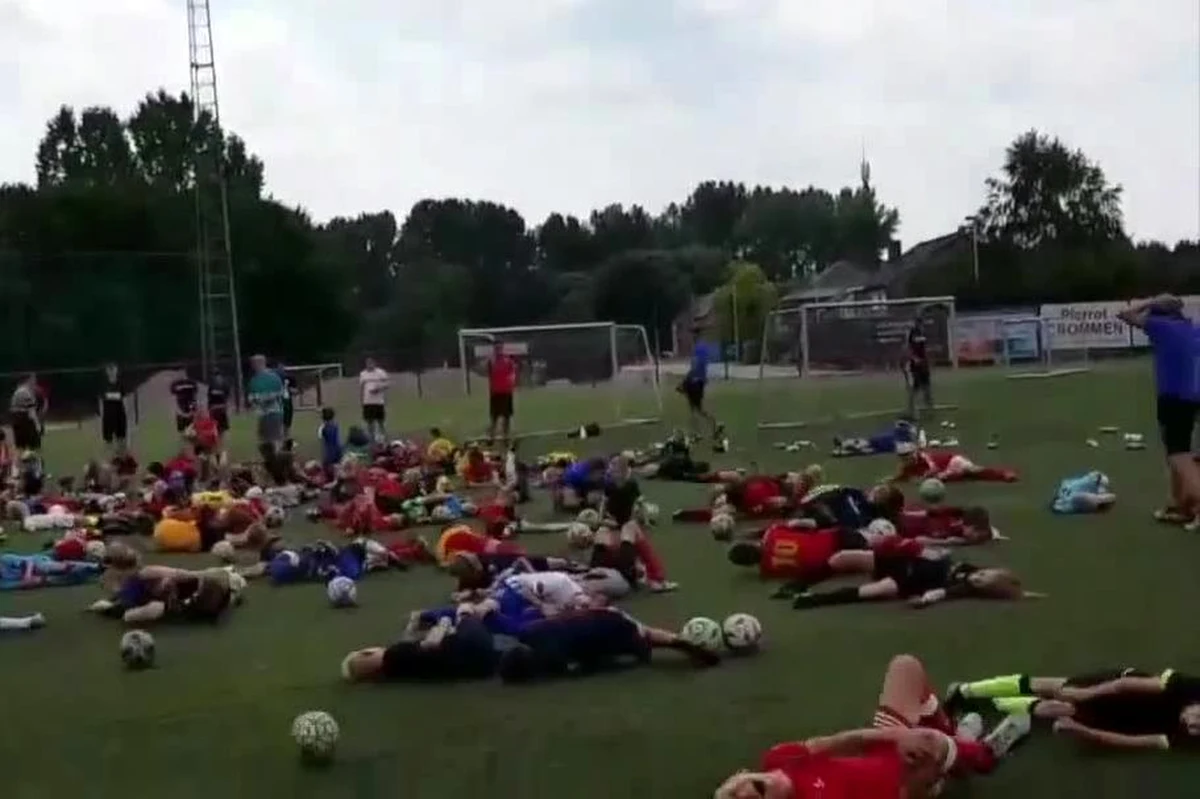 Dzieci ze szkółki piłkarskiej w belgijskim Bilzen podczas treningu na znak trenera jednocześnie upadły na boisko. To wszystko w nawiązaniu do Neymara, który w trakcie mundialu często "nurkował", czyli próbował wymuszać faul.