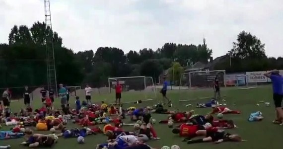 Dzieci ze szkółki piłkarskiej w belgijskim Bilzen podczas treningu na znak trenera jednocześnie upadły na boisko. To wszystko w nawiązaniu do Neymara, który w trakcie mundialu często "nurkował", czyli próbował wymuszać faul.