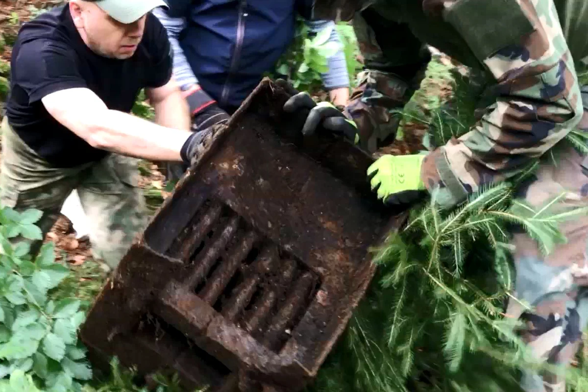 ​Niemieckie ciężarówki wiozące cenne przedmioty ukryte w okolicach Jeleniej Góry czy Szklarskiej Poręby pod koniec II wojny światowej - to legenda Szczeliny Jeleniogórskiej. Można uznać, że historia podobna do wielu innych. Eksploratorzy, którzy zajmują się jej wyjaśnieniem mają co do tego jednak wątpliwości. Gdzie znaleziono tropy w tej sprawie? Co udało się już ustalić? Odpowiedzi w filmowym reportażu.