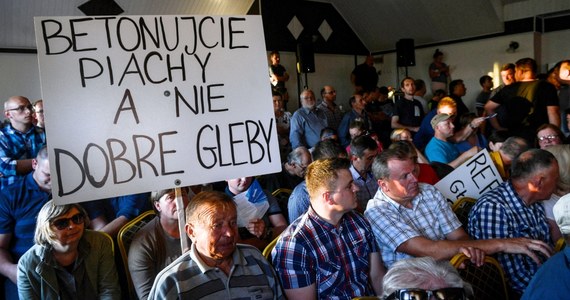 ​Centralny Port Komunikacyjny ma zacząć działać na terenie mazowieckich gmin Teresin, Wiskitki i Baranów za 9 lat - tak zakłada pomysł rządu. Z powodu budowy kilka tysięcy osób będzie musiało wyprowadzić się ze swoich domów. Negocjacje w tej sprawie ma prowadzić z rządem rada społeczna złożona z przedstawicieli mieszkańców.