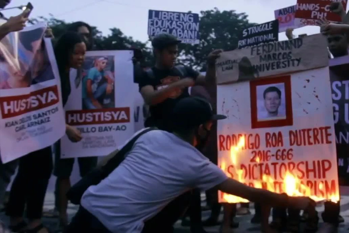 Przeciwnicy filipińskiego prezydenta Rodrigo Duterte przeszli ulicami stolicy swojego kraju Manili. Powodem protestu było łamanie przez rządzącego praw człowieka oraz groźba wprowadzenia na Filipinach stanu wojennego. Przed prezydenckim pałacem demonstrujący podpalili podobiznę głowy państwa  nazywając go "dyktatorem".