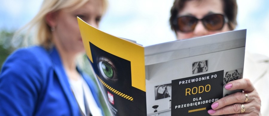 ​Od wyłączania kamer monitoringu przez sprawdzanie listy obecności w szkole posługując się jedynie numerami z dziennika po zamknięcie cmentarza... Ministerstwo Cyfryzacji dostaje codziennie nawet kilkadziesiąt zgłoszeń dotyczących absurdalnych zachowań związanych z wejściem w życie RODO, czyli rozporządzenia o ochronie danych osobowych. By rozwiać wszelkie wątpliwości powstaną specjalne poradniki.