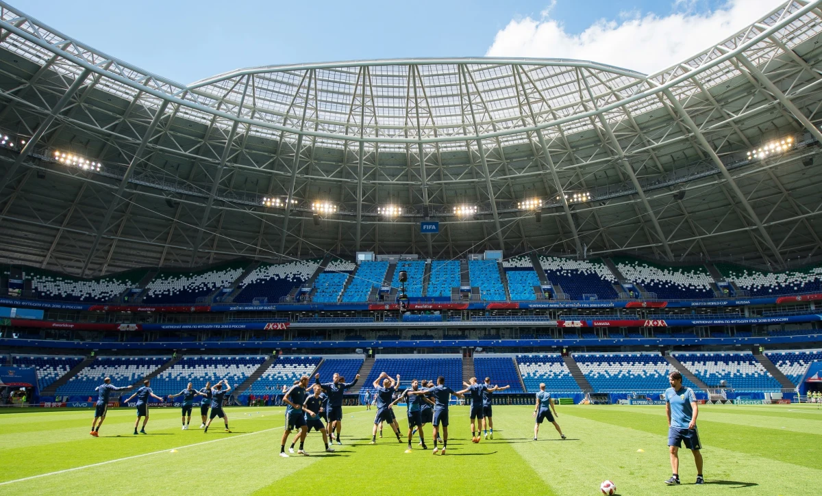 Zaproszenie na kolację albo wizyta u szwedzkiego producenta mebli - to stawka, o jaką założyli się dwaj słynni piłkarze Zlatan Ibrahimovic i David Beckham, obstawiający zwycięstwa swoich drużyn w sobotnim ćwierćfinale mistrzostw świata w Rosji.