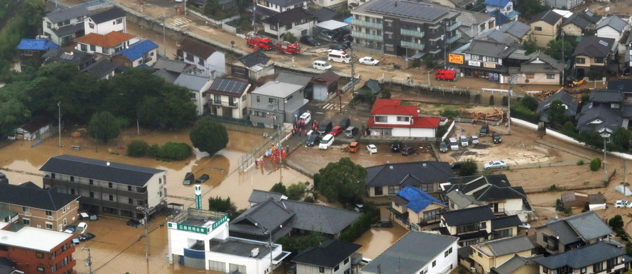 Co najmniej 49 osób zginęło, a 48 uznano za zaginione - to skutek ulewnego deszczu padającego na południowym zachodzie Japonii. Trwające od czwartku ulewy spowodowały podtopienia i lawiny błotne. Ponad półtora miliona osób ewakuowano z domów - poinformowała w sobotę agencja Reutera.