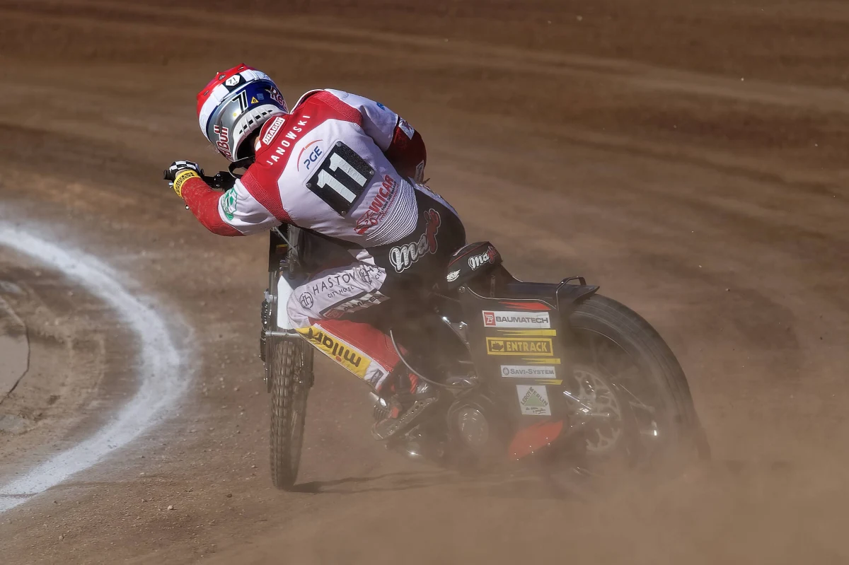 Maciej Janowski triumfował w Grand Prix Szwecji w Hallstavik, czwartej rundzie mistrzostw świata w jeździe na żużlu. Trzecie miejsce zajął Bartosz Zmarzlik. Liderem klasyfikacji generalnej cyklu pozostał czwarty w sobotę Brytyjczyk Tai Woffinden.