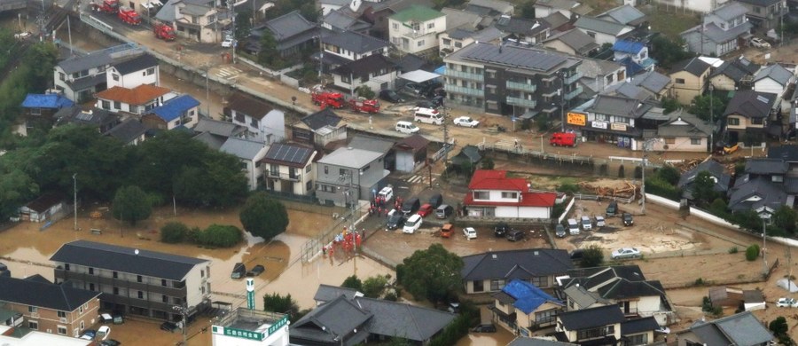 ​Bilans ofiar śmiertelnych ulewnych deszczy, jakie od kilku dni trapią południową i zachodnią część Japonii wzrósł do co najmniej 62 osób, zaginionych jest 44 osoby, a nie 21 jak podano poprzednio. Według telewizji publicznej NHK liczba ofiar śmiertelnych może jeszcze wzrosnąć.
