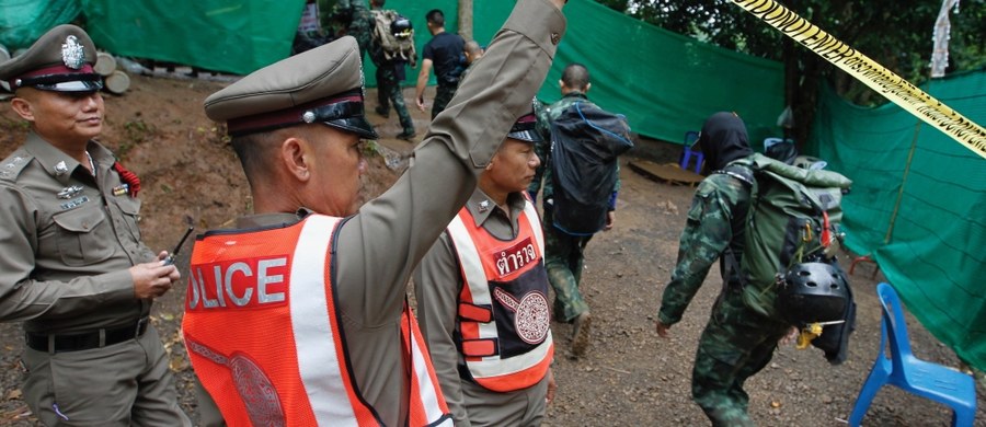 12 chłopców z drużyny piłkarskiej i ich trener zostaną ewakuowani z jaskini w prowincji Chiang Rai na północy Tajlandii pojedynczo. Rozpoczęta w niedzielę rano akcja ratunkowa potrwa od dwóch do trzech dni - poinformował jeden z jej dowódców.