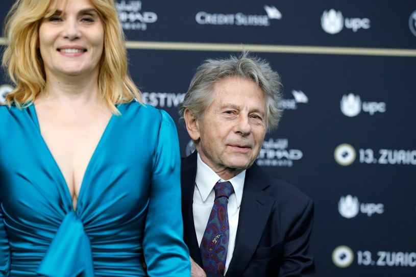 Francuska aktorka Emmanuelle Seigner, prywatnie żona reżysera Romana Polańskiego, odrzuciła propozycję członkostwa wystosowaną przez Amerykańską Akademię Sztuki i Wiedzy Filmowej na znak protestu wobec sposobu, w jaki Akademia potraktowała jej męża.