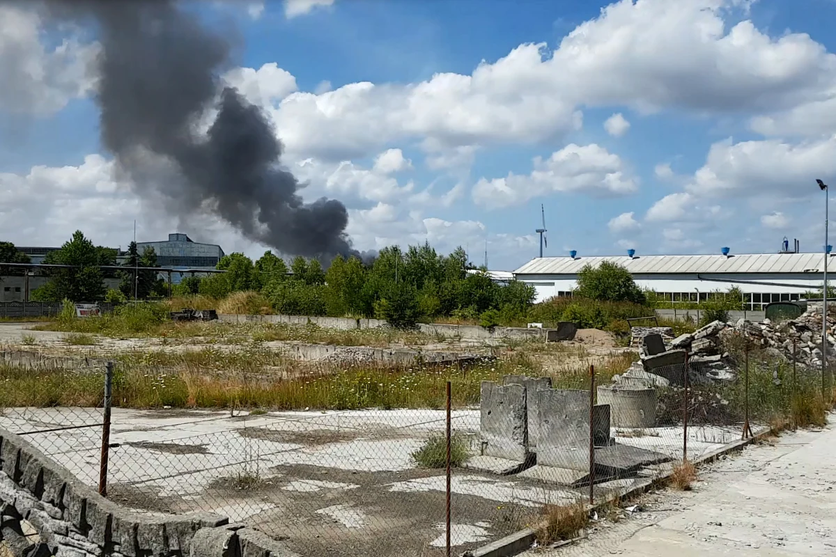 Ponad 70 strażaków walczy z pożarem na składowisku firmy zajmującej się utylizacją chemikaliów w Paterku koło Nakła nad Notecią w Kujawsko-Pomorskiem. Czarny słup dymu widać z odległości kilku kilometrów.