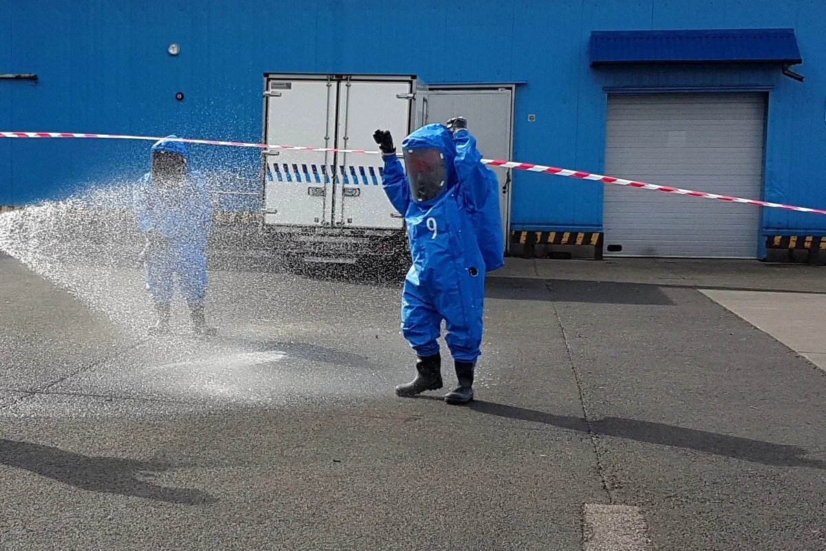 Po wycieku toksycznej substancji w głównym terminalu cargo w Warszawie do szpitala trafiło 14 osób. Rozszczelniła się jedna z beczek, w której prawdopodobnie znajduje się fenyloacetonitryl, substancja silnie działająca na skórę, oczy i drogi oddechowe.