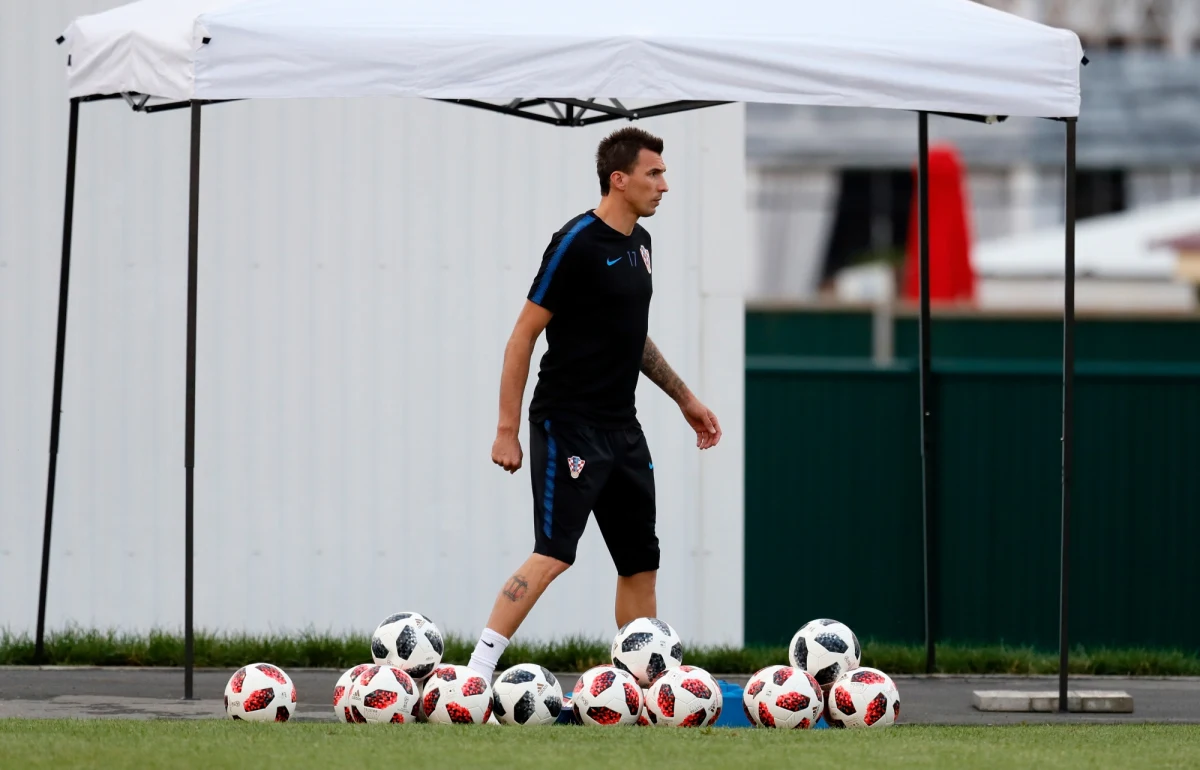 Jeden z najlepszych chorwackich piłkarzy Mario Mandzukic ufundował dla mieszkańców rodzinnego Slavonskiego Brodu darmowe piwo w trakcie ćwierćfinałowego meczu mistrzostw świata z Rosją. Rachunek wyniósł 25 tysięcy kun, czyli 15 tysięcy złotych.