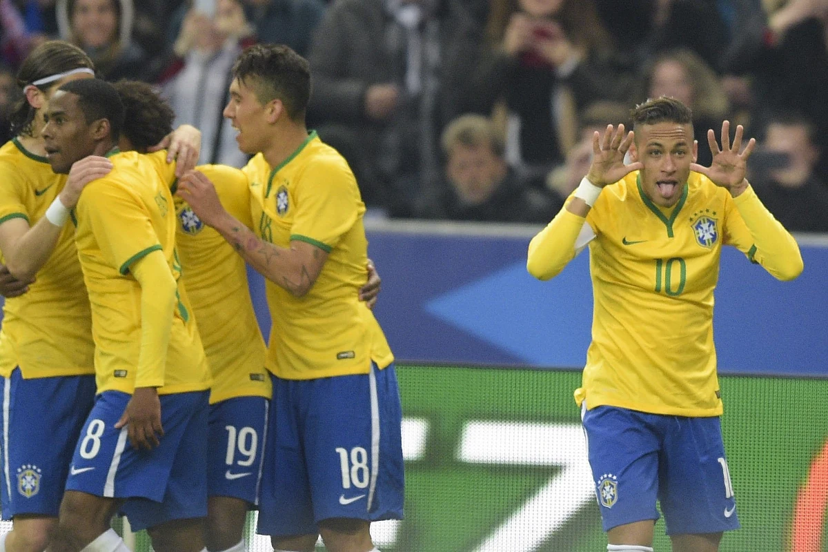 Około 30 kibiców czekało na lotnisku w Rio de Janeiro na część piłkarskiej reprezentacji Brazylii, wracającej z mistrzostw świata w Rosji. Samolot z Sankt Petersburga miał międzylądowanie w Madrycie, gdzie większość zawodników wysiadła.