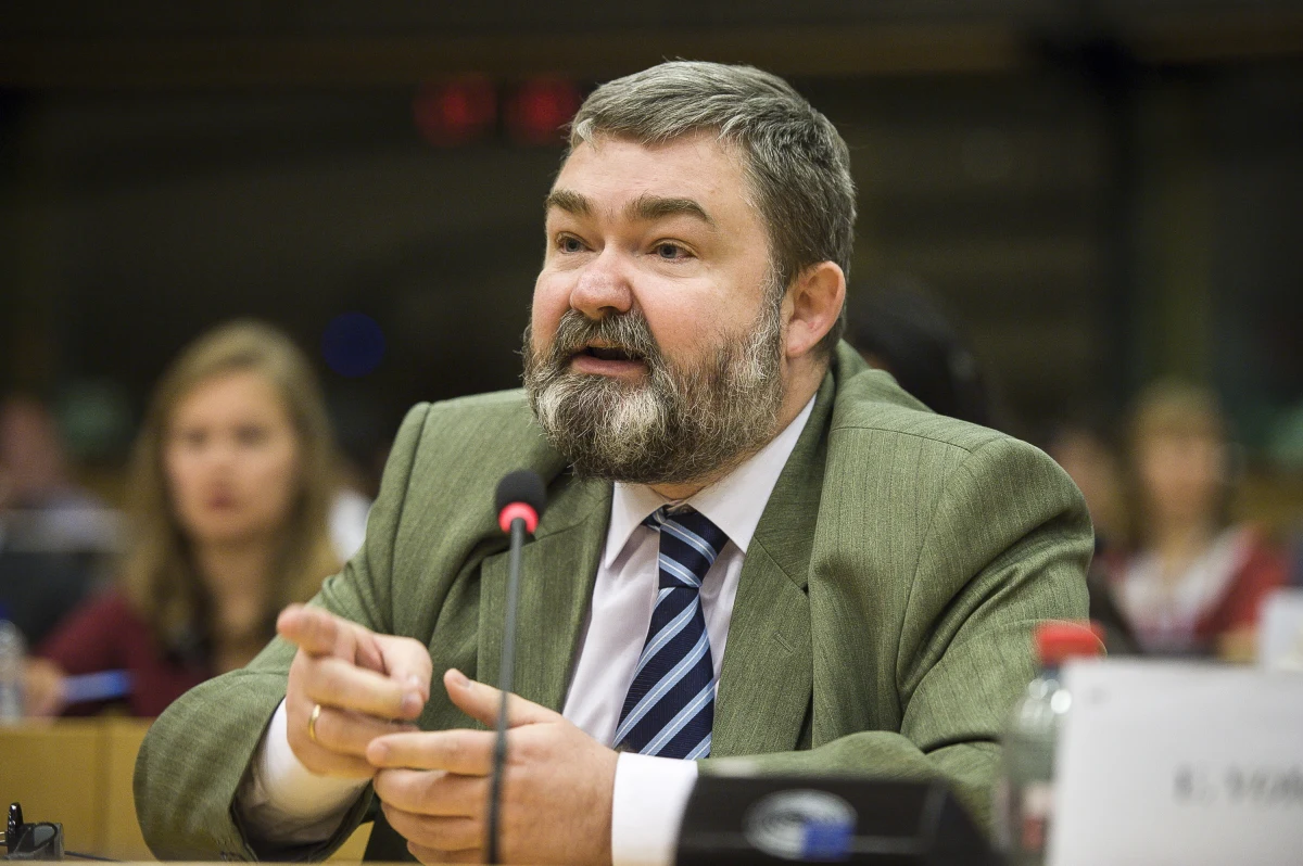 „Rozmawiałem z posłem Piętą bardzo wstępnie w kwestiach formalnych” - tak na pytanie o to, czy poseł Pięta przekonał go, że nie jest winny i wbrew medialnym doniesieniom nie obiecywał załatwienia pracy w spółkach Skarbu Państwa bliskim osobom odpowiada w Rozmowie w samo południe w RMF FM Karol Karski. Rzecznik dyscyplinarny Prawa i Sprawiedliwości stwierdził, że postępowanie dyscyplinarne w sprawie posła Pięty będzie trwało stosunkowo krótko. Eurodeputowany PiS był też pytany o to, czy w siedzibie Mosadu rozmawiano o nowelizacji ustawy o IPN. „Nie mam wiedzy na ten temat” – odpowiedział Karski. Polityk stwierdził też, że wspólna deklaracja władz Polski i Izraela „jest bardzo ważnym dokumentem, który będzie procentował w przyszłości”. Gość Marcina Zaborskiego w maju powiedział, że spór między Polską a Komisją Europejską został zażegnany: „To była wiedza ówczesna oparta na zaufaniu, że premier Morawiecki rozmawiał z ludźmi honoru” – stwierdził proszony o komentarz w tej sprawie i dodał, że przedstawiciele UE nie dotrzymali słowa : „Uważaliśmy, że rozmawiamy z ludźmi honoru, a okazało się, że rozmawialiśmy z innym pokrojem ludzi” – uznał.