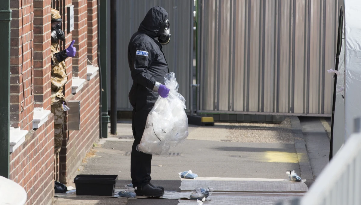 ​Brytyjska policja metropolitalna poinformowała w niedzielę wieczorem o śmierci 44-letniej kobiety, która była jedną z dwóch osób hospitalizowanych w ubiegłą sobotę z powodu otrucia rosyjskim wysoce toksycznym środkiem nowiczok.