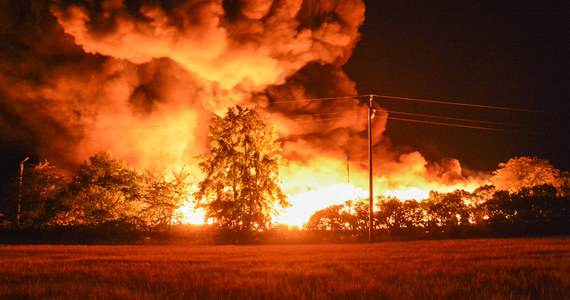 ​18 zastępów strażaków walczy z pożarem w Dąbrowie Niemodlińskiej na Opolszczyźnie. Płomienie objęły trzy budynki, w których magazynowano sprasowane śmieci, w tym plastik.