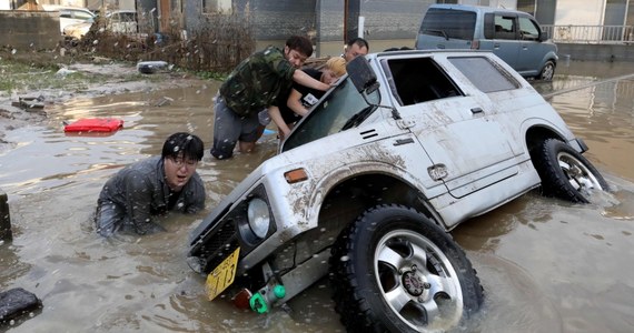 Liczba śmiertelnych ofiar ulewnych deszczy, powodzi i osunięć ziemi w zachodniej Japonii przekroczyła już 100 osób. Ponad 68 osób uznaje się za zaginione. 