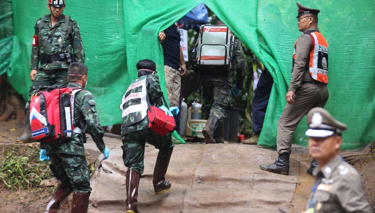 Ratownicy wydobyli w poniedziałek kolejne osoby z zalanej jaskini w północnej Tajlandii - informuje Reuters, powołując się na świadka. Na powierzchni jest już osiem osób. Wyniesiono je na noszach. Akcję ratunkową tymczasowo przerwano. W niedzielę z zalanej jaskini wydobyto czterech chłopców. W jaskini wciąż pozostaje pięć osób.
