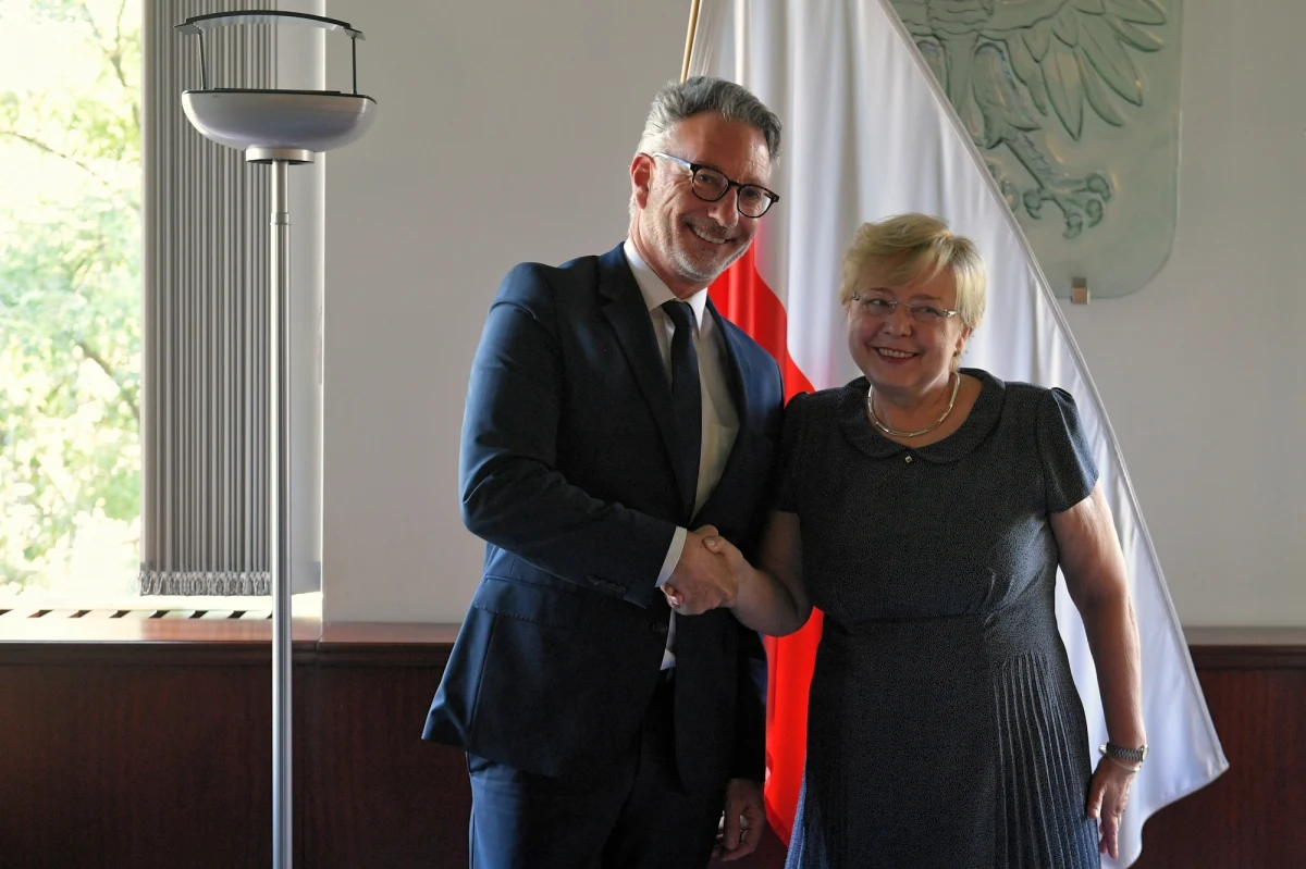 Tymczasowe kierownictwo Sądu Najwyższego szykuje księgowy trik w sprawie urlopu Pierwszej Prezes Sądu Najwyższego. Ma on uchronić przed odpowiedzialnością karną pracowników sądu, którzy urlop pani prezes będą rozliczać. Przyznaje to w rozmowie z dziennikarzem RMF FM tymczasowo kierujący Sądem Najwyższym prezes Józef Iwulski.