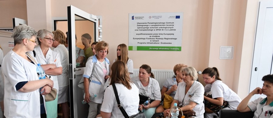 Coraz bardziej napięta sytuacja jest w Szpitalu Klinicznym nr 4 w Lublinie. Do tej pory z powodu zwolnień lekarskich wstrzymane były planowe przyjęcia. Dzisiaj pielęgniarki rozpoczęły strajk.
