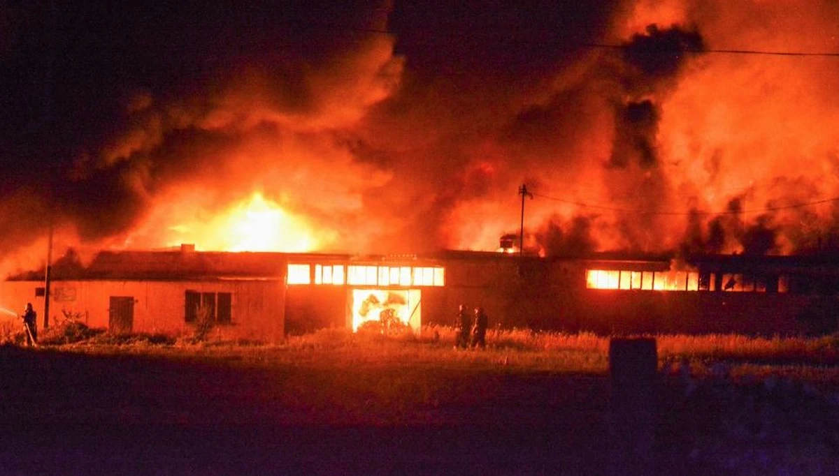 ​Policjanci zatrzymali dwie osoby podejrzewane o podpalenie w nocy z niedzieli na poniedziałek nielegalnego składowiska śmieci w Dąbrowie Niemodlińskiej - poinformował PAP Dariusz Świątczak z Komendy Wojewódzkiej Policji w Opolu.