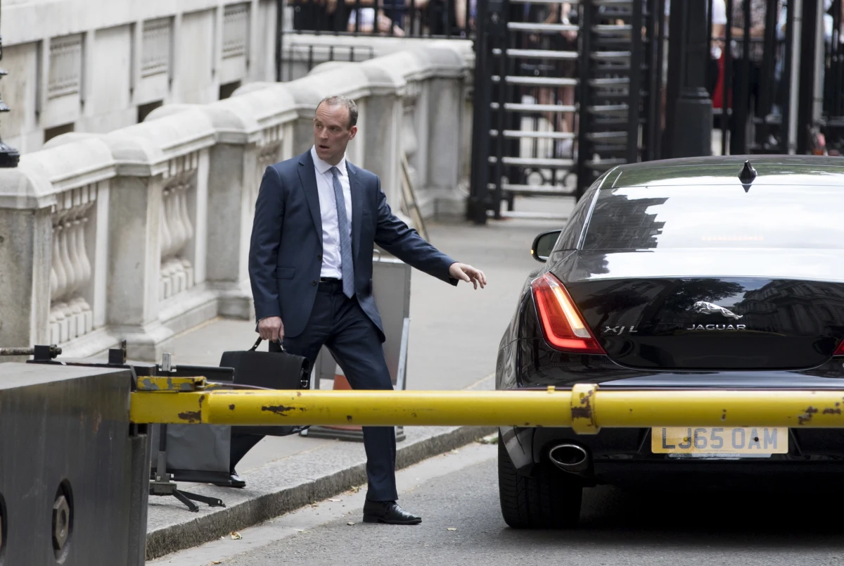 Eurosceptyczny poseł Partii Konserwatywnej Dominic Raab został powołany w poniedziałek na stanowisko ministra ds. wyjścia Wielkiej Brytanii z Unii Europejskiej po niedzielnej rezygnacji z tej funkcji Davida Davisa. 44-letni Raab był dotychczas wiceministrem ds. mieszkalnictwa w ministerstwie mieszkalnictwa, społeczności i samorządów lokalnych, a wcześniej zajmował stanowisko podsekretarza stanu w ministerstwie sprawiedliwości.