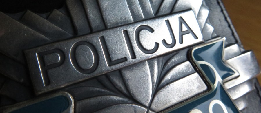 Dwóch policjantów odpowie przed sądem za niedopełnienie obowiązków podczas konwoju mężczyzny do izby wytrzeźwień w Głogowie (Dolnośląskie). Mężczyzna, próbując w radiowozie odpalić niedopałek papierosa, podpalił się. Z licznymi poparzeniami trafił do szpitala, gdzie kilka dni później zmarł.