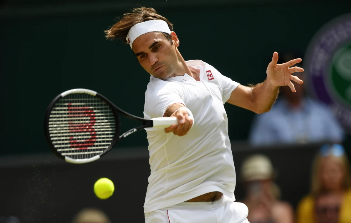 Broniący tytułu i rozstawiony z "jedynką" Szwajcar Roger Federer pokonał Francuza Adriana Mannarino (22.) 6:0, 7:5, 6:4 w 1/8 finału wielkoszlemowego Wimbledonu. Walczący o rekordowy dziewiąty triumf w Londynie po raz 16. znalazł się w czołowej "ósemce".