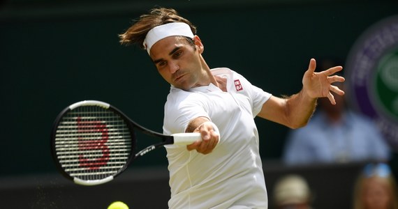 Broniący tytułu i rozstawiony z "jedynką" Szwajcar Roger Federer pokonał Francuza Adriana Mannarino (22.) 6:0, 7:5, 6:4 w 1/8 finału wielkoszlemowego Wimbledonu. Walczący o rekordowy dziewiąty triumf w Londynie po raz 16. znalazł się w czołowej "ósemce".