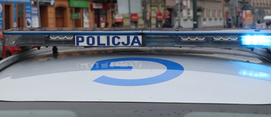 Policjanci zatrzymali 31-letniego kierowcę, który w Bulowicach (Małopolskie) potrącił 13-letniego rowerzystę i odjechał nie udzielając chłopcu pomocy. Odnalezienie sprawcy ułatwiła przednia tablica rejestracyjna pojazdu, którą kierowca zgubił, odjeżdżając z miejsca wypadku