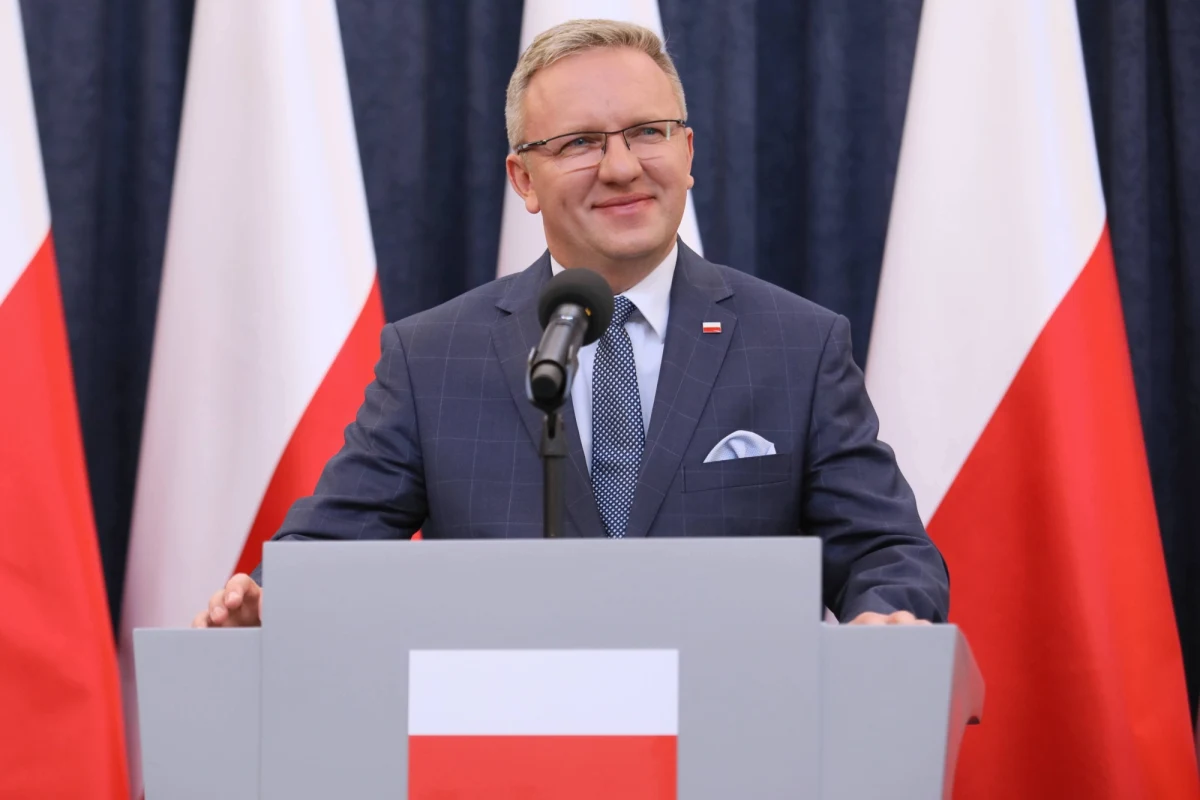 Podczas rozpoczynającego się w środę szczytu NATO prezydent Andrzej Duda spotka się z prezydentem Ukrainy Petrem Poroszenką; spotkanie odbędzie się z inicjatywy strony ukraińskiej - poinformował szef gabinetu prezydenta Krzysztof Szczerski. Jak ocenił prezydencki minister, planowane rozmowy prezydentów wskazują, że dialog między Polską a Ukrainą "jest intensywny i trwały, i nie wymaga zewnętrznych impulsów". Szczerski odniósł się w ten sposób dla PAP do słów przewodniczącego Rady Europejskiej Donalda Tuska, który wezwał w poniedziałek władze Polski i Ukrainy do łagodzenia napięć na tle historycznym.
