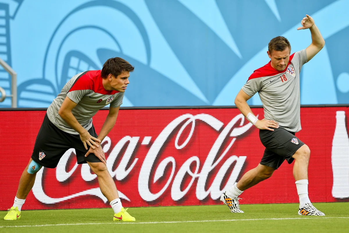 ​Międzynarodowa Federacja Piłkarska (FIFA) nałożyła karę grzywny 15 tysięcy franków szwajcarskich na członka sztabu szkoleniowego Chorwacji Ognjena Vukojevica, który zamieścił w internecie po zwycięstwie nad Rosją krótki film zatytułowany "Chwała Ukrainie".