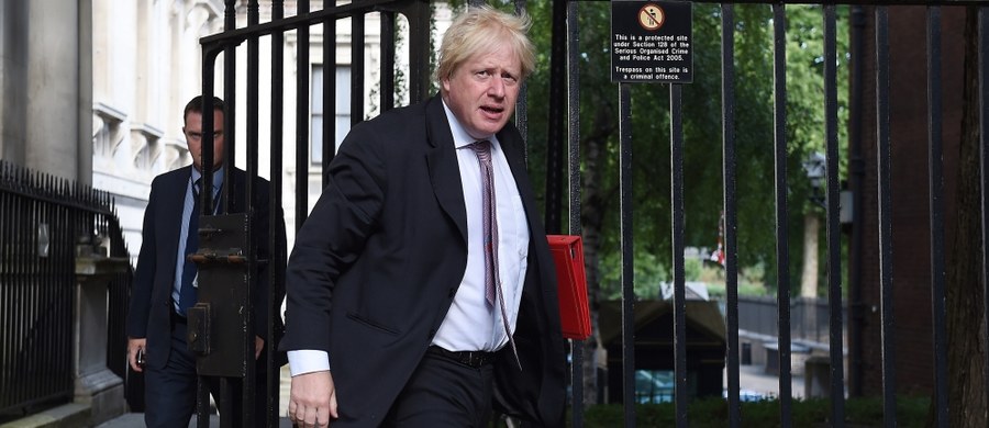 ​Były już brytyjski minister spraw zagranicznych Boris Johnson napisał w liście rezygnacyjnym do premier Theresy May, że nie akceptuje jej rządowej strategii dotyczącej wyjścia z UE. Porównał tę strategię do wywieszania białej flagi przed rozpoczęciem bitwy.