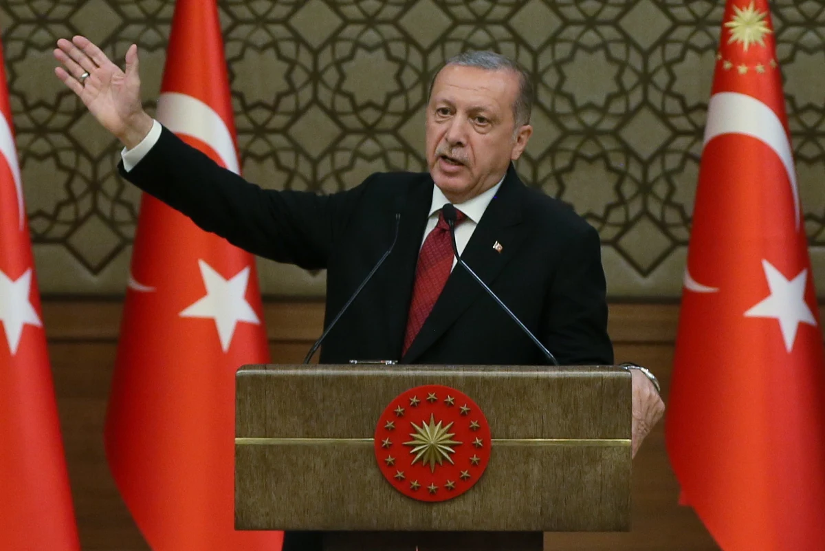 ​Nowo zaprzysiężony prezydent Recep Tayyip Erdogan przyrzekł w poniedziałek budowę "silnej Turcji" z rozwiniętą gospodarką, w tym potężnym przemysłem obronnym. Zapewnił, że będzie prezydentem wszystkich Turków. Krytycy Erdogana obawiają się zwrotu ku autokracji.