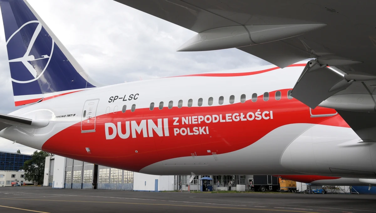 Rzecznik Praw Obywatelskich napisał wczoraj list do szefów Urzędów Lotnictwa Cywilnego i Ochrony Konkurencji z prośbą o wyjaśnienie, czy LOT zapewnił ochronę praw pasażerów, którzy nie odlecieli 30 czerwca do Toronto. Dwa Dreamlinery LOT-u w tym samym czasie uczestniczyły jednak w uroczystościach z udziałem polityków.