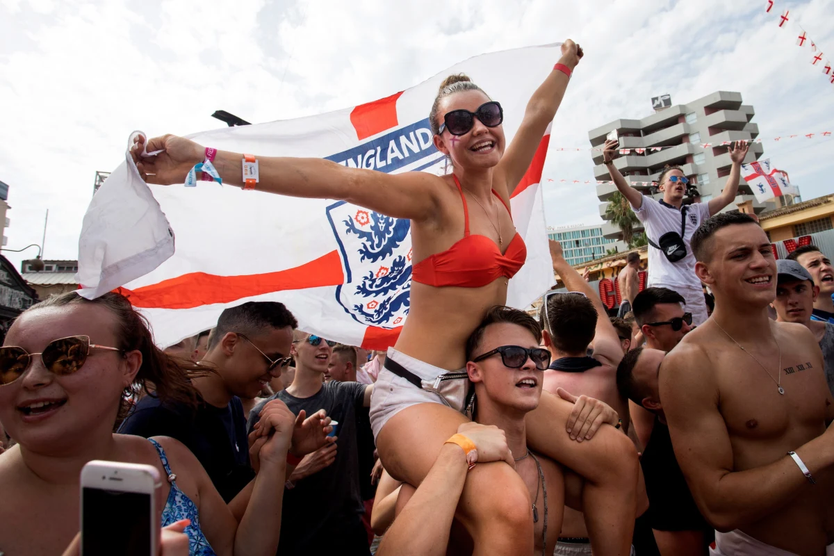 ​Wielu fanów piłkarskiej reprezentacji Anglii dopiero po awansie do półfinału mistrzostw świata zdecydowało się na wyjazd do Rosji, aby w środę kibicować na stadionie Łużniki w Moskwie swojej drużynie w pojedynku z Chorwacją. Szansę na to będą mieli dzięki zwiększonej puli biletów, jakie zostały dla nich przygotowane oraz dodatkowym samolotom do Moskwy, jakie we wtorek odleciały z lotniska Heathrow.