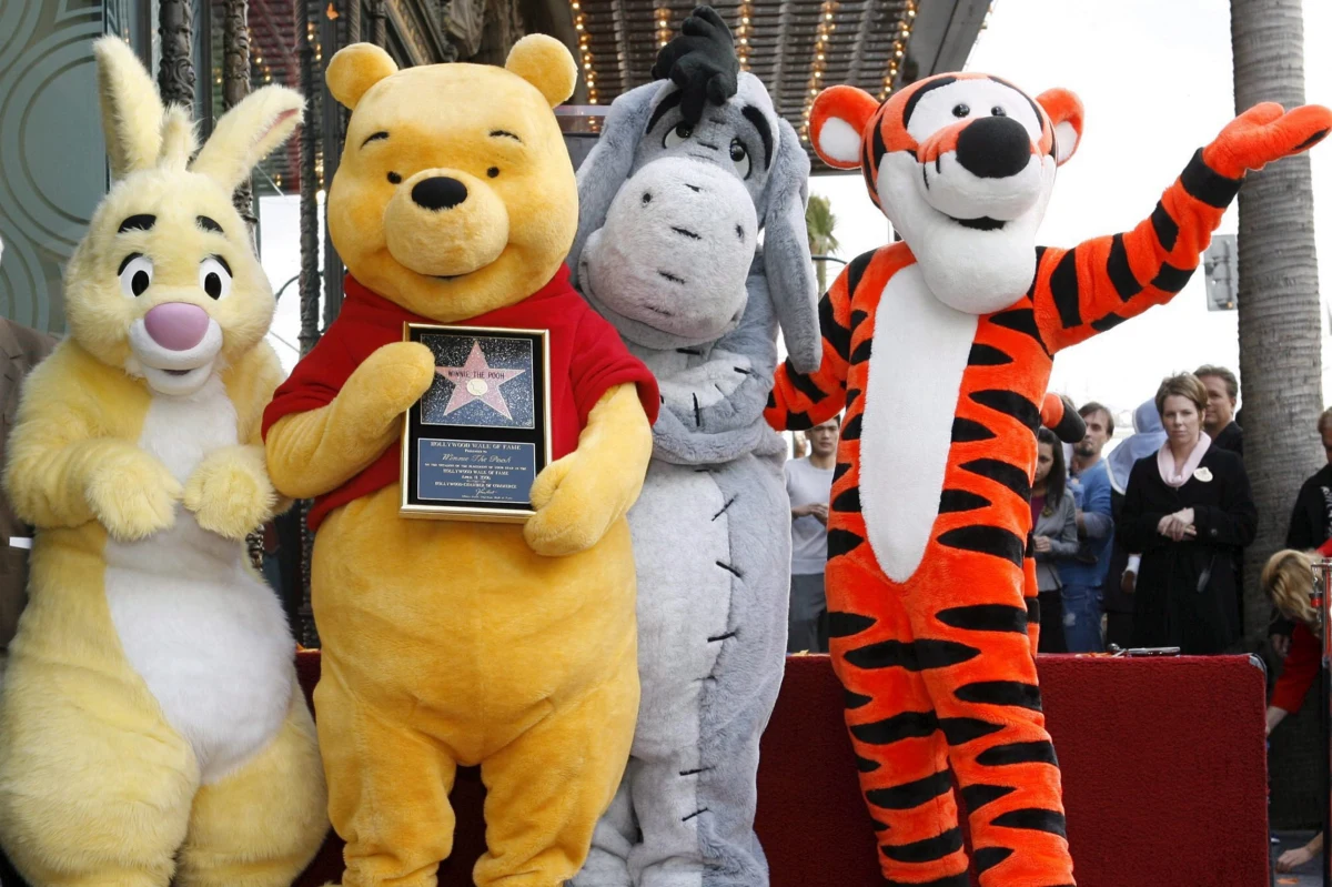 ​Oryginał mapy Stumilowego Lasu, w którym toczą się przygody Kubusia Puchatka i jego przyjaciół, został we wtorek sprzedany za 571 tys. dolarów na aukcji w londyńskim domu Sotheby's. To rekord za oryginał książkowej ilustracji. Rysunek Ernesta H. Sheparda, który ilustrował książki Alana Alexandra Milne'a o Kubusiu Puchatku, sprzedano za kwotę niemal trzykrotnie wyższą od szacunkowej.