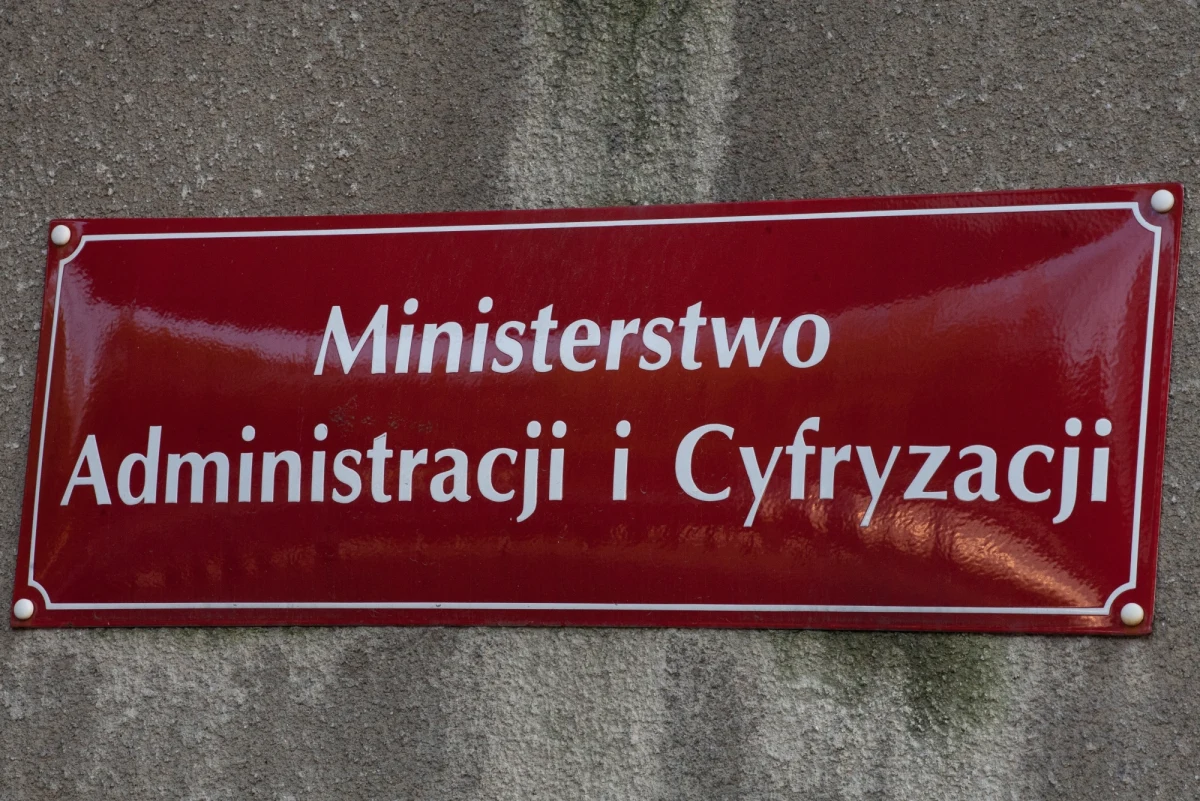 ​Karol Okoński został nowym sekretarzem stanu, a Wanda Buk podsekretarzem stanu w Ministerstwie Cyfryzacji - poinformował we wtorek resort.