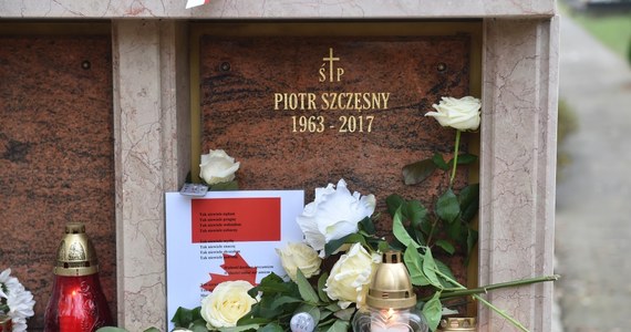 Nikt nie przyczynił się do śmierci Piotra Szczęsnego, który w październiku ubiegłego roku podpalił się na placu Defilad w Warszawie. Po 9 miesiącach prokuratura umorzyła śledztwo w tej sprawie. 