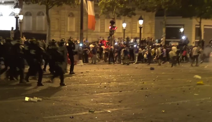 Francuscy fani starli się z policją w Paryżu po awansie do finału MŚ. Wideo