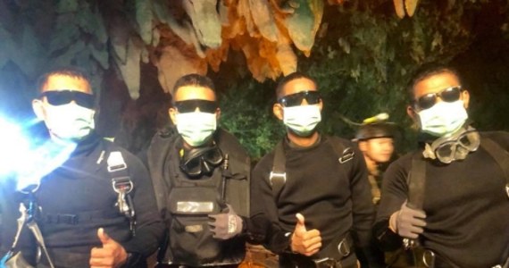 Premier Tajlandii Prayuth Chan-ocha podziękował uczestnikom akcji ratunkowej, którzy w trakcie skomplikowanej operacji uwolnili 12 chłopców i ich trenera, uwięzionych przez ponad dwa tygodnie w zalanej jaskini na północy kraju. Podkreślił, że uratowani są w dobrym w stanie psychicznym i fizycznym. Przed niebezpieczeństwami związanymi z nowo zdobytą sławą ostrzegł ocalonych jeden z 33 uratowancych górników, uwięzionych 8 lat temu przez 69 dni w kopalni złota na północy Chile.