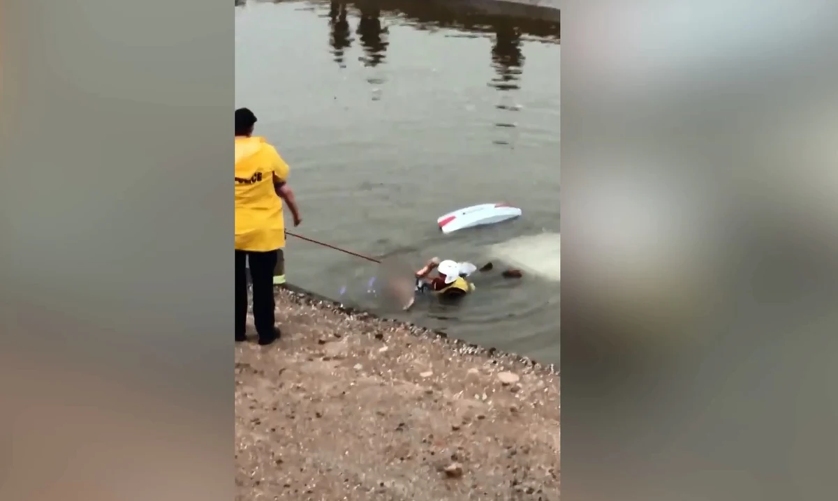 Strażak dokonał niezwykłej akcji ratunkowej w Mesie w Stanach Zjednoczonych. Z niewiadomych przyczyn kobieta wjechała samochodem do kanału. Bohaterski strażak pomógł wydostać się kobiecie z zanurzonego auta. Jej życiu nie zagraża niebezpieczeństwo. 