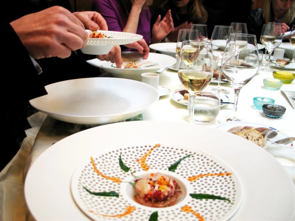 Niebawem oprócz karty dań i karty win otrzymacie w restauracji kartę wód. W małopolskich restauracjach wprowadzona zostanie karta, dzięki której do smacznego posiłku dobierzecie odpowiednią wodę. Pomysł jest efektem kampanii promującej Małopolskę jako regionu, z którego pochodzą najlepsze wody w Polsce. W karcie znajdzie się 20 rodzajów wód.