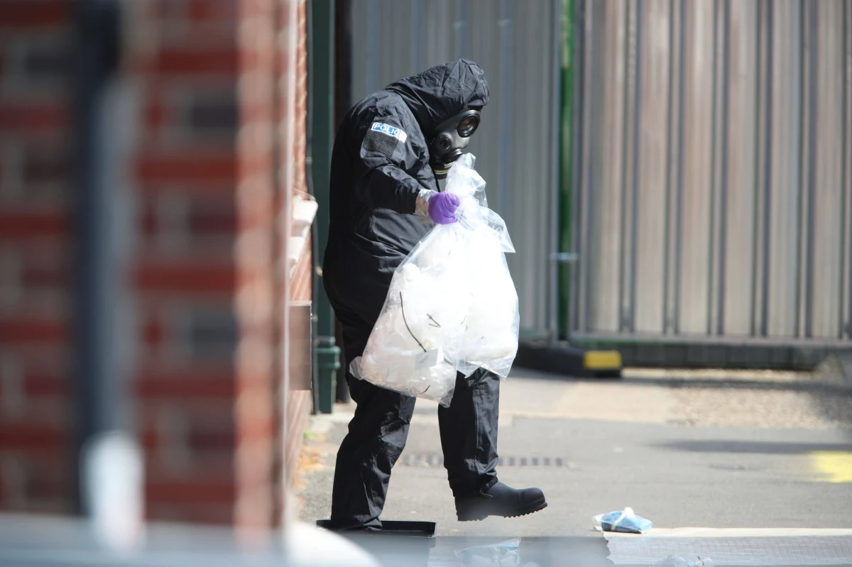 Nowiczok może być niebezpieczny nawet przez 50 lat – ostrzega szef departamentu ds. walki z terroryzmem Scotland Yardu. Neil Basu spotkał się z mieszkańcami brytyjskiego miasteczka Amesbury, gdzie przed 10 dniami znaleziono nieprzytomną parę. 44-letnia kobieta zmarła w wyniku zatrucia śmiercionośną substancją chemiczną. Jej 45-letni partner odzyskał wczoraj przytomność. 