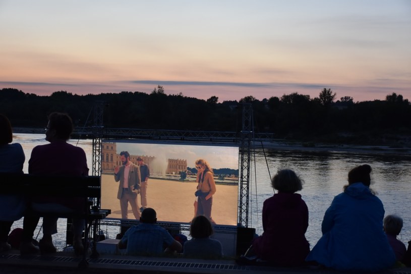 Miasto Kraków zaprasza na kolejną odsłonę cyklu "Kino Kraków Płynie". W najbliższy weekend plenerowe kino zawita do Warszawy - Kinobarka zacumuje przy Plaży Poniatówka.