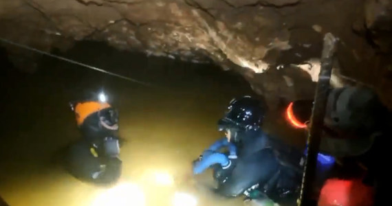 Tajskie służby opublikowały nowe nagranie z akcji ratunkowej w zalanej jaskini. Po ponad dwóch tygodniach ratownikom udało się uwolnić wszystkich uwięzionych wewnątrz młodych piłkarzy i ich trenera. Walkę o życie grupy śledził cały świat.