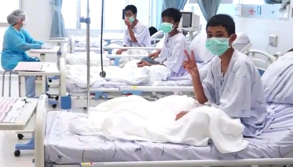 Rząd w Tajlandii opublikował pierwsze zdjęcia ukazujące uratowanych z zalanej jaskini chłopców. Zostało wykonane w szpitalu w mieście Chiang Rai. Młodzi piłkarze i ich opiekun czekali na ratunek ponad dwa tygodnie. Wszyscy są w dobrym stanie i czekają na informację od lekarzy, kiedy będą mogli wrócić do swoich domów.
