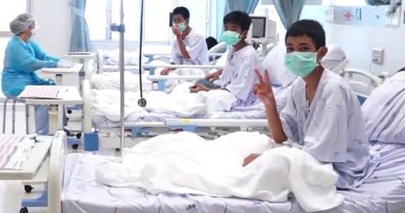 Rząd w Tajlandii opublikował pierwsze zdjęcia ukazujące uratowanych z zalanej jaskini chłopców. Zostało wykonane w szpitalu w mieście Chiang Rai. Młodzi piłkarze i ich opiekun czekali na ratunek ponad dwa tygodnie. Wszyscy są w dobrym stanie i czekają na informację od lekarzy, kiedy będą mogli wrócić do swoich domów.
